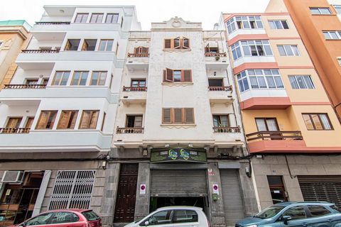 Dit doorschijnende appartement bevindt zich aan de Calle Ángel Guerra, 35003, Las Palmas de Gran Canaria, Las Palmas, op verdieping 1. Het is een appartement met een oppervlakte van 171 m2 waarvan 170 m2 bruikbaar en heeft 5 kamers en 2 badkamers. He...