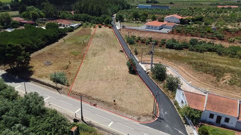 Terreno com 2220 m2 de área, totalmente inserido na malha urbana e com poço. Este terreno proporciona a viabilidade de construir uma urbanização com uma área de implantação de até 888 m2, (40%) e com uma área bruta de construção de até 1332m2 (60%) c...