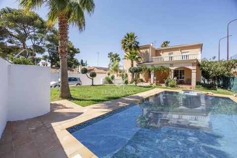 Lucas Fox presents this 416 m² house on a 616 m² plot in one of the best residential areas of La Eliana, Valencia. The property is distributed over three floors. On the ground floor, we find two double bedrooms with built-in wardrobes, one of them wi...