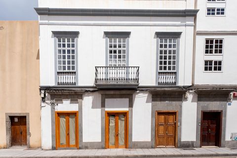 Uppmärksamma alla älskare av historia och arkitektur! Vi är glada att kunna presentera en unik pärla i hjärtat av Las Palmas de Gran Canarias historiska centrum. Detta magnifika gamla hus, beläget på den emblematiska Calle Reyes Católicos 49, i Vegue...