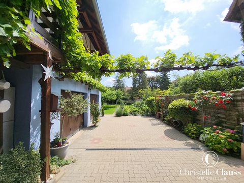 Entdecken Sie diese wahre Oase der Ruhe im Herzen von Kräutersheim. Ohne vis-à-vis das Anwesen von 7 Ares besteht aus zwei Teilen, dem Haupthaus mit zwei angrenzenden Gästezimmern von 168m2 und einem unabhängigen Ferienhaus von 66m2. Das Haus verfügt...