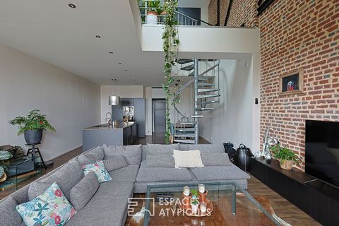 Located in the Artois-Picardy basin, this duplex loft with balcony of 110.41 m2 Carrez is located in a former rehabilitated warehouse. After a few steps on a passageway, the balcony allows you to enjoy the outdoors laid out as a small terrace that le...