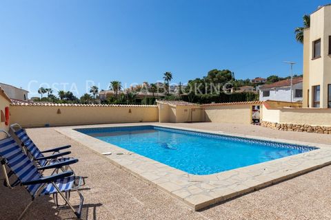 @Acogedor bungalow in Alfaz del Pi@ Part of a semi-detached house near the Norwegian school in Alfas del Pi. It is a semi-detached villa that shares a common area, communal pool and communal parking with a total of 6 semi-detached villas. The house h...