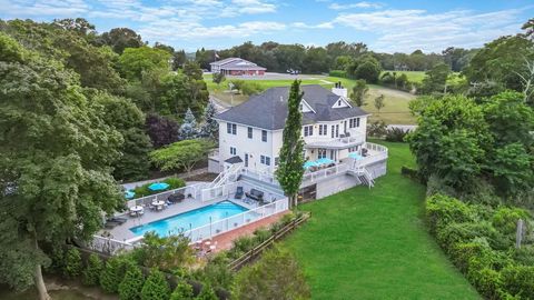 Nichée au sommet du pittoresque Goose Creek, cette extraordinaire propriété de Southold offre un style de vie vraiment remarquable en bord de mer. Avec ses vues à couper le souffle, cette résidence de 4 chambres et 4 salles de bain complètes promet u...