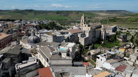 PUGLIA - GRAVINA IN PUGLIA (BA) - VIA ABBRAZZO D'ALES The Palazzo Sottile Meninni, dating back to the 15th century, is a magnificent historic building located in the picturesque landscape of the ravines, just 25 km from Matera and 70 km from the gold...