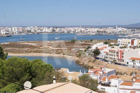 Property with excellent location at the top of Vila de Ferragudo, recently renovated for housing.Independent building consisting of basement, ground floor and 1st floor, with the possibility of creating 4 bedrooms, living room and kitchen, according ...