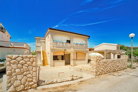 VIR - CENTER, DETACHED HOUSE WITH TWO APARTMENTS - 230 M FROM THE SEA A detached house for sale in the center of Vir, close to the beach (230 m), a large supermarket and other important facilities. Plot of 156 m2, house floor plan 65 m2, total living...