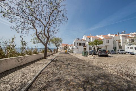 Excellente opportunité d’acquérir une villa de 3 chambres à Sines, avec une vue privilégiée sur la mer. Située dans un quartier calme et excellent, cette propriété offre des finitions nobles et de grande qualité. Avec une architecture moderne et fonc...