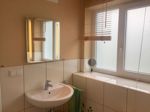 Comfortable flat with parquet flooring in a quiet location with good traffic connections. One monthly cleaning and linen change are already included in the rent. Non-smoking offer. Modern and well equipped. Entrance hall with wardrobe, cloakroom cabi...