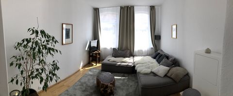 Cosy and practical 3-room flat at the Ricklinger Kiesteiche, Maschsee, Leine and Stadtwald Eilenriede. 65 m2, fully furnished, comfortable double bed, WLAN, bathroom with tub, couch, towels, bed linen, green courtyard with arbour for common use. Righ...