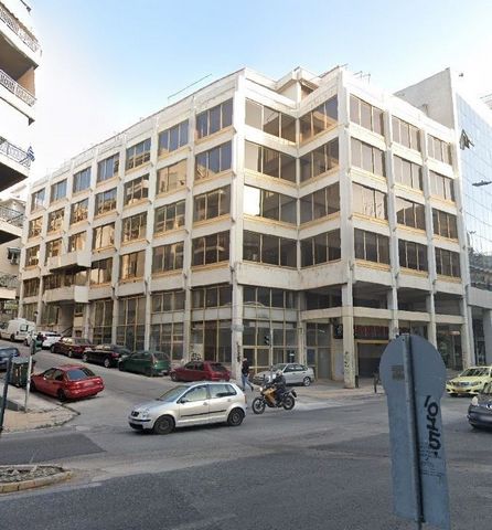 Atenas, Ampelokipoi-Pyrgos Atenas. Un edificio de seis plantas está estratégicamente ubicado. El edificio cuenta con 2 ascensores y amplias y cómodas zonas comunes con grandes aberturas perimetrales que dotan al edificio de una gran luminosidad. El e...