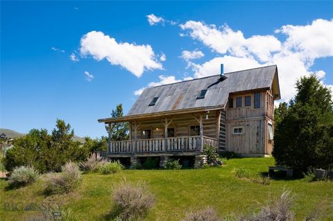 Ganz am nördlichen Rand von Virginia City, am Ende einer Straße, aber innerhalb der Stadtgrenzen, befindet sich diese entzückende Hütte auf einem ganzen Stadtblock mit Blick auf 400+ Hektar Ranchland. Nur weite, offene Räume mit Ruhe und Frieden, ein...