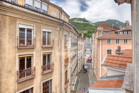 Vous aimez les travaux et les projets de rénovation ? Ce charmant T2 de 30m2 niché au 4ème et dernier étage sans ascenceur, situé au cœur de Grenoble Grande Rue, est fait pour vous ! L'appartement se compose de deux pièces plus une salle d'eau, il di...