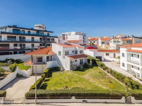 3+1 Schlafzimmer Villa mit Pool, Terrasse, Gärten und Garage, auf einem Grundstück von 900 m2, im Zentrum von Praia da Areia Branca, Lourinhã. Haus im charmanten traditionellen portugiesischen Design, bestehend aus 3 Etagen. Mit einer Bruttobaufläche...