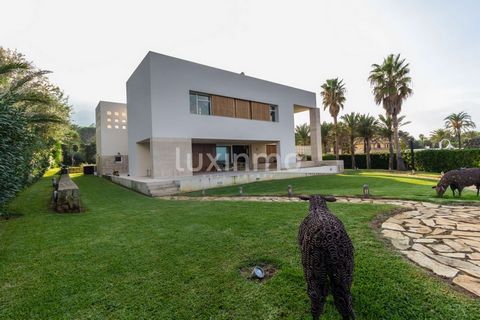 This luxury villa is located on the beachfront in a privileged environment as is the beach of Las Rotas, just 10 minutes from the fishing town of Denia. The villa is built on a flat plot in 2005, giving emphasis on a modern and avant-garde style with...