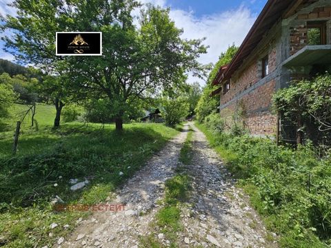 Nous vous proposons un terrain avec électricité et eau, à 500 mètres d’une route goudronnée, près de l’hôtel Elbrouz et de l’école technique forestière. La propriété est ensoleillée toute la journée et convient parfaitement à la construction d’une vi...