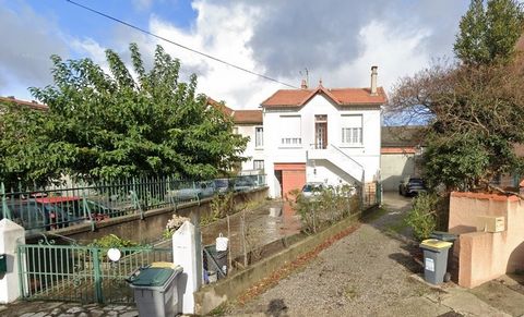 CARCASSONNE proche du centre ville et à deux pas de la gare, Maison à rénover d'une surface habitable de 103 m² sur 196 m² de terrain clos comprenant un appartement de type 2 en rez-de-chaussée (43.18 m²) et au premier étage un appartement de type 3 ...