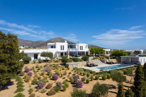 Villa zu verkaufen, Etage: Erdgeschoss, 1. (2 Ebenen), in der Gegend: Paros - Drios. Die Fläche des Grundstücks beträgt 440 m². Es besteht aus: 5 Schlafzimmern, 5 Bädern, während es über 4 Parkplätze (4 offen) verfügt, Energieausweis: In Veröffentlic...