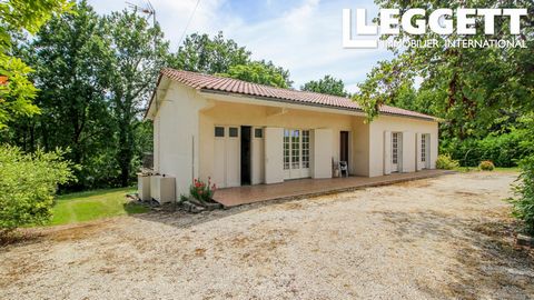 A26543CGI24 - Belle maison de plain pied à rénover avec toiture neuve. La maison se compose de 4 chambres et se trouve au calme à la campagne sans aucun vis-à-vis ni voisin proche. La vue est magnifique sur la campagne environnante. Le terrain est ar...