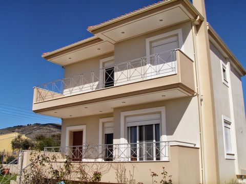 Einfamilienhaus mit einer Fläche von 140 m² auf einem Grundstück von 360 m² in der Gegend von Eretria (Placakia-Lage) auf der schönen Insel Euböa. Nur 1 Stunde von Athen und 1,30 Minuten vom Flughafen, 5 Minuten vom Hafen von Eretria und 20 Minuten v...