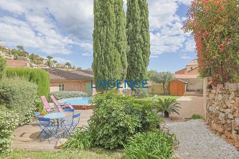 For lovers of charm and the old at the foot of the villa Noailles, spacious villa of 145m2 overlooking a beautiful grassed plot of 700m2 in terrace. In absolute calm, the house consists of a beautiful living room of 31m2 with its high ceilings, and a...