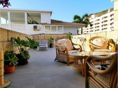 A PROPERTY TENERIFE abbiamo l'opportunità di proporvi in vendita questa casa a schiera a Palm Mar, distribuita su due livelli, gli interni spaziosi la rendono una confortevole casa di famiglia. Questa proprietà si trova in un piccolo complesso di sol...