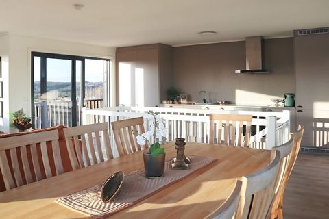 Willkommen in diesem ganz besonderen, modernen Ferienhaus mit Baumkronen-Feeling! Genießen Sie draußen auf der großen Dachterrasse den wunderbaren 360-Grad-Panoramaausblick zu Wald und Wasser! Zum Frühstück kann es Honig aus dem nahe gelegenen Hoflad...