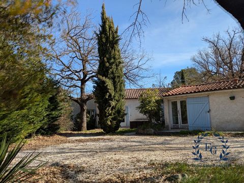 Au sud de Saint Maximin * secteur calme * à 5 mn de l'axe autoroutier Elios Group vous propose cette maison individuelle de plain pied de 160 m² environ au charme atypique , dans un cadre bucolique ,édifiée sur une parcelle de 1600 m² entièrement clô...