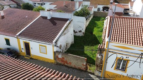 Wij bieden een uitstekende gelegenheid voor wie op zoek is naar een bouwgrond in een rustige omgeving met veel potentieel. Dit stedelijke perceel, met 164m², is gelegen in Vila Nova da Baronia, een gezellig en traditioneel dorp in Alentejo, bekend om...