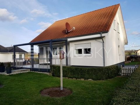 This detached house, built in 2004, impresses with its quiet location and offers a variety of uses with a living space of 183 m² and a separate granny flat. The lovingly tended garden with a large covered terrace invites you to relax and linger. Equi...