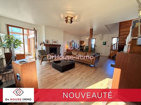 Cette maison de 214m2 atypique, propose confort, espace et beaucoup de potentiel pour une famille. Dans un quartier prisé, calme et proche des commodités. Au rez-de-chaussée, l'entrée avec placard vous accueille par un grand salon traversant avec une...