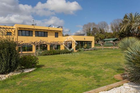 Located at the edge of a charming village in Alt Empordà, just 15 minutes from the town Figueres and the stunning Costa Brava coastline, this exquisite property offers a perfect blend of tranquility, comfort, and sustainability. Enjoy breathtaking mo...