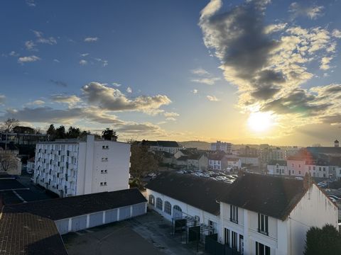 À 30 mètres de l’hôpital, 100 mètres des écoles, 220 mètres de la mairie et du palais de justice, et 1,5 km de la gare de Montluçon, cet appartement de 56,71 m2 situé au dernier étage d’une petite copropriété bénéficie d’un emplacement idéal. Agencem...