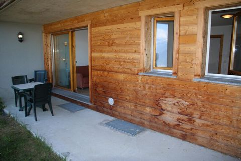 Enjoy a relaxing stay in this cozy flat in Veysonnaz, Switzerland, just steps from the slopes. Perfect for 4 guests, it features covered parking and stunning valley views. Key Features: Valley view balcony Central resort location Fireplace Close to c...