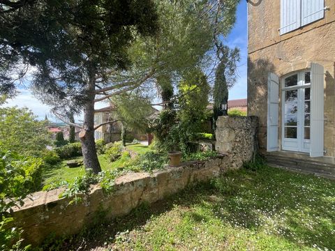 Dpt Gers (32), à vendre AUCH proche ancienne MAISON DE NOTABLES, VUE dominante PYRENEES, 330m2 habitables, jardin clos 750m2 garage, puits, chapelle