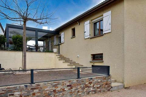 Idéalement située à la Chapelle de guinchay , cette grande maison comblera une famille avec ses aménagements