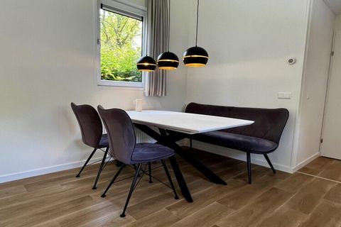 Dit prachtige, gloednieuwe chalet, gelegen in Bungalow Park Campanula, ligt op korte fietsafstand van de zandstranden van Sint Maartenszee. Het ruime en moderne pand is ontworpen met elegantie en comfort in gedachten en beschikt over twee slaapkamers...