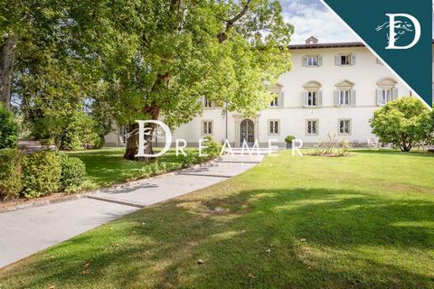 Prestigiosa residenza d'epoca con piscina in vendita sulle colline tra Lucca e Firenze. La villa risale intorno al 1600, interamente restaurata pochi anni fa con particolare cura del dettaglio mantenendo le caratteristiche originali, oggi in perfette...