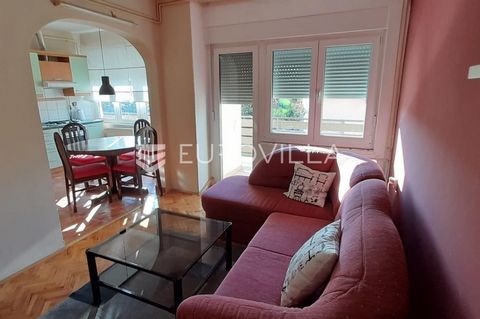 Dugo Selo - Fully Furnished, Well-Maintained House with Two Apartments, 200 m², on a 926 m² PlotA well-built and maintained house for sale in the western part of Dugo Selo town center, set on a beautifully landscaped plot of 926 m².The house consists...