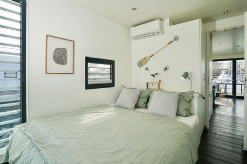 Genieße Sie Ihren Urlaub auf einem Hausboot mit der ganzen Familie oder entschleunigen Sie mit guten Freunden – weit weg von Stress und Alltag. Dieses einladende Hausboot (führerscheinfrei) ist ein schwimmendes Ferienhaus und hat seinen festen, stati...