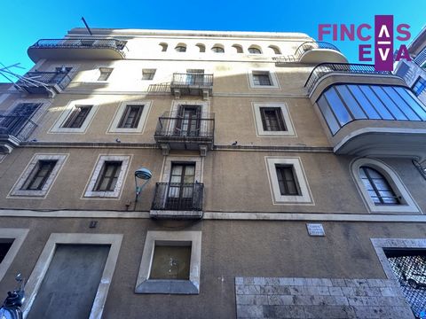 Fincas Eva biedt een uitzonderlijke kans om een prachtig gebouw in het hart van de Eixample van Tarragona te verwerven. Er MOET een omvangrijke RENOVATIE VAN HET HELE GEBOUW WORDEN UITGEVOERD. Dit architecturale juweel, gebouwd in 1910, strekt zich u...