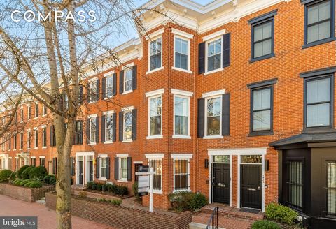 Neuer Preis! Willkommen in 1422 Corcoran St NW, einem typisch viktorianischen Stadthaus mit zwei Parkplätzen abseits der Straße in einem der begehrtesten Blöcke von DC in Logan Circle. Dieses wunderschön renovierte Haus mit 4 Schlafzimmern und 3,5 Bä...