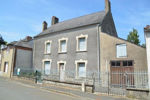 Maison de bourg proche Evron avec de très beaux volumes