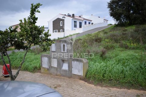 Lote de terreno para construção de moradia, no Cercal do Alentejo, no interior do concelho de Santiago do Cacém, a 15 minutos das melhores praias da Costa Alentejana Terreno urbano com projeto aprovado para construção de moradia, num bairro habitacio...