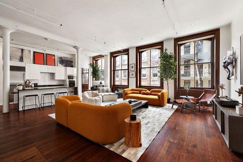 Een echt verzamelstuk, deze uitzonderlijk zeldzame loft op de volledige verdieping op 129 Greene Street biedt een ongeëvenaarde mix van historische charme en moderne verfijning. Deze residentie beslaat een indrukwekkende 3.700 vierkante meter met een...