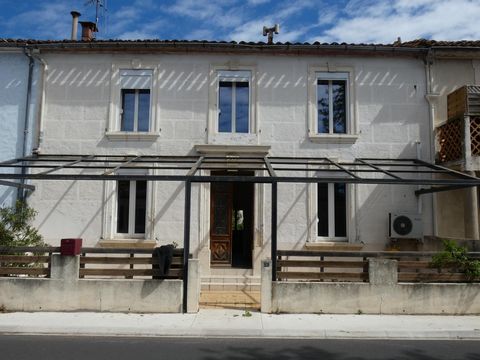 Grande maison familiale avec extérieur et garage.