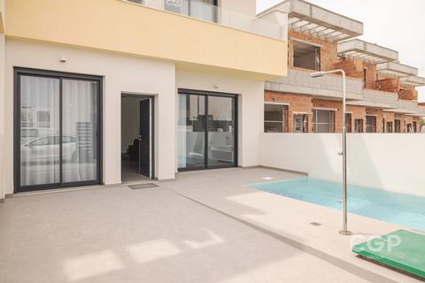 Beautiful three-level townhouse located in Rojales. It has a total area of 110 m² on a 130 m² plot. The townhouse features its own private pool, a parking space, and terraces! Rojales is a charming town known for its traditional Spanish architecture ...