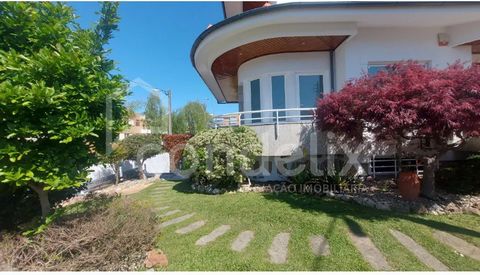 Excelente moradia T5 à venda na cidade da Maia, com três frentes nascente, poente e sul, situada numa zona residencial tranquila e de fácil acesso à autoestrada A3 e ao centro do Porto. Inserida num lote de terreno de 460 m², dispõe de uma área bruta...