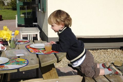 Wonen met het gezin in een rustige omgeving Dit vakantiehuis in Heeten biedt een serene oase midden in de natuur. Het is speciaal ontworpen voor gezinnen en beschikt over een lichte, open woon- en eetkamer naast een volledig uitgeruste keuken, perfec...
