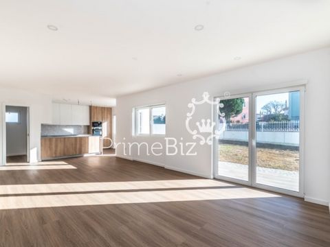 Moradia unifamiliar localizada no centro, inserida num lote de 623m², ideal para quem procura conforto, espaço e funcionalidade. Interior: Rés-do-chão: Sala de estar com recuperador de calor Sala de jantar espaçosa Cozinha totalmente equipada Despens...